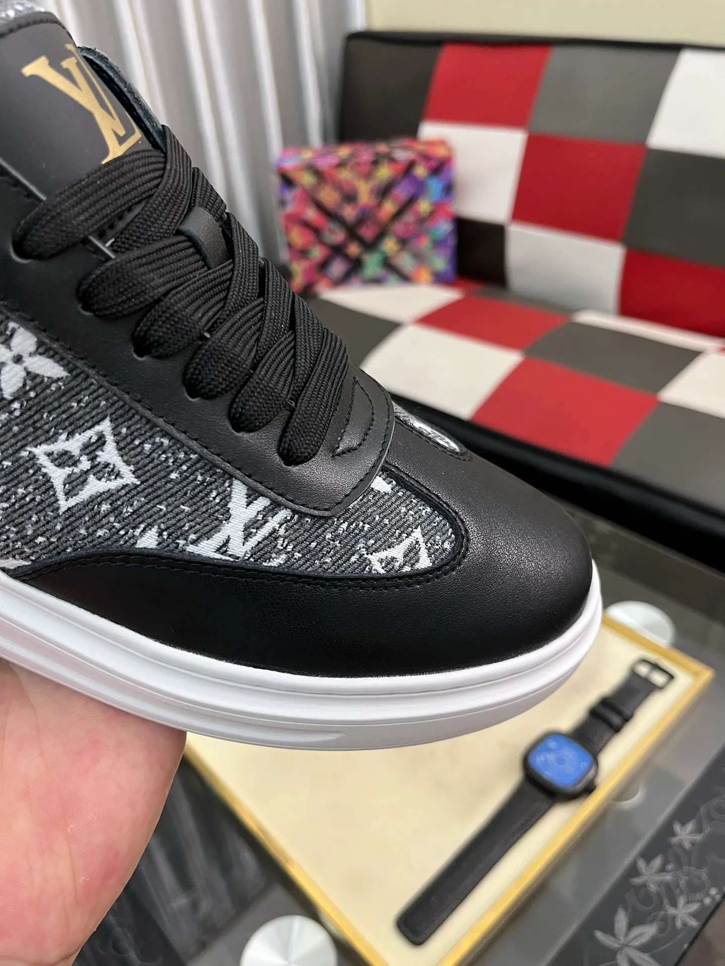 Men's shoes 💰540⌚️⌚️ Louis vuitton/LV Louis Vuitton 》Original quality.~ Unique modern style sneakers. 🏃A must-have casual shoe for trendy men😍😍 Original brand imported from Italy, imported original leather, sheep lining (refuses to discolor and grind feet) Sole: Original sole provided by the original factory, French lazy style design ⚠️Fit to the feet, original quality, super comfortable original sole. Code number: 38-445️⃣Colors available